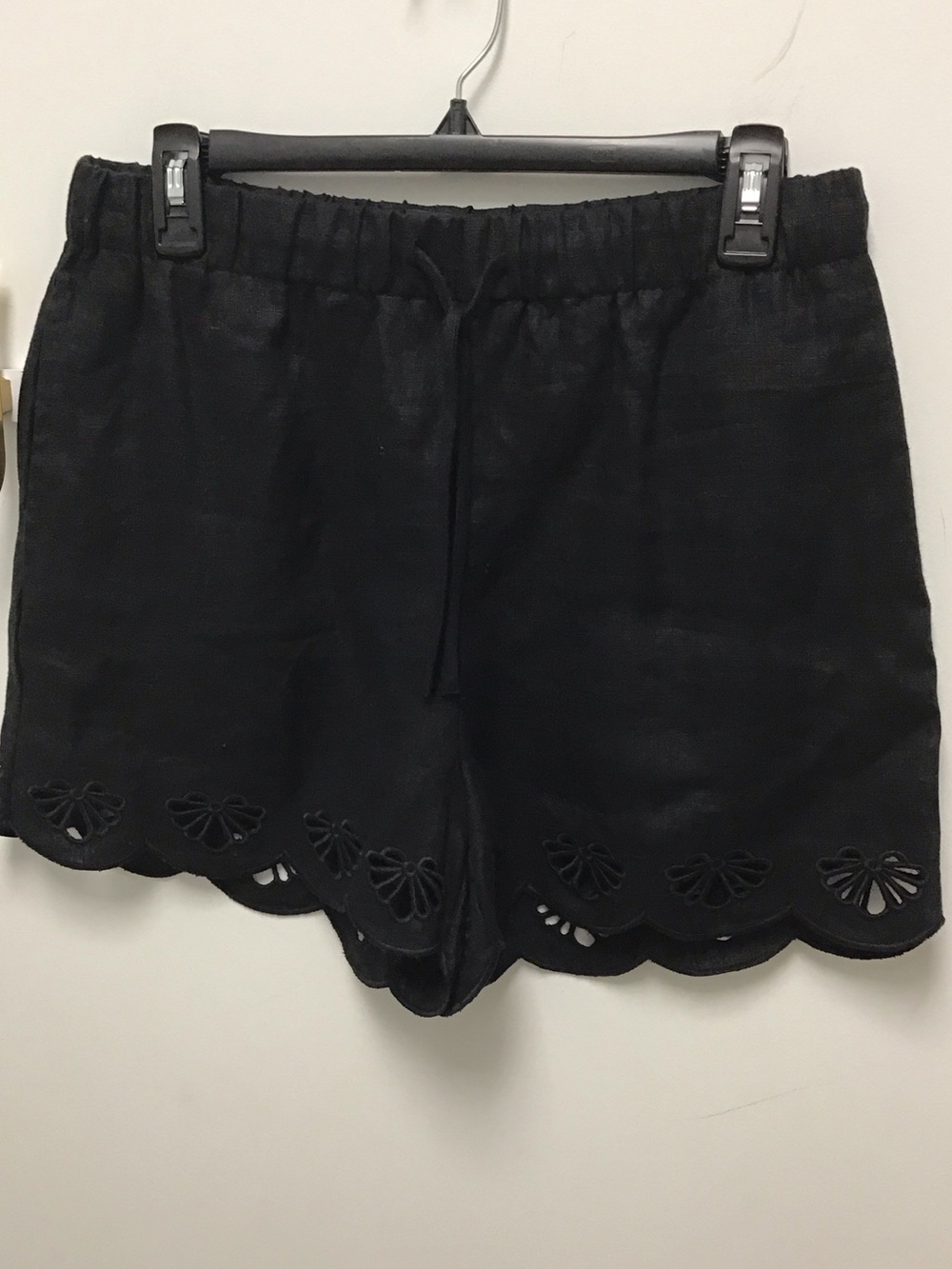 Sanctuary almost there Women’s Black Scallop Hem Linen-Blend Shorts